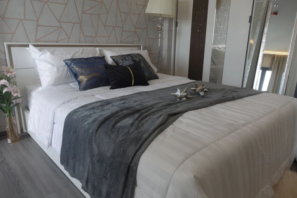 For sale: The Rich @ Sathorn-Taksin. Spacious room in excellent condition. The actual room is as beautiful as pictured and ready to move in.