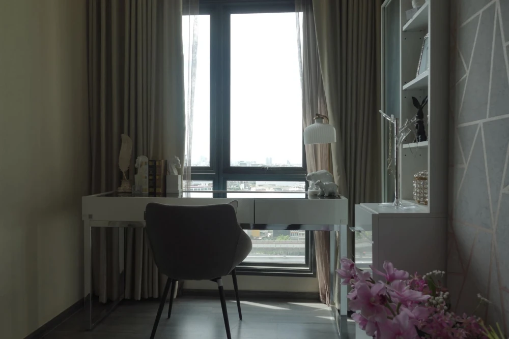 For sale: The Rich @ Sathorn-Taksin. Spacious room in excellent condition. The actual room is as beautiful as pictured and ready to move in.