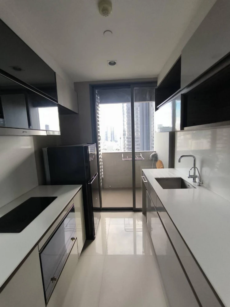 For sale: The Room Rama 4, high floor, very spacious room, beautiful built-in, nice to live in, get a city view, hurry and reserve before it's gone.