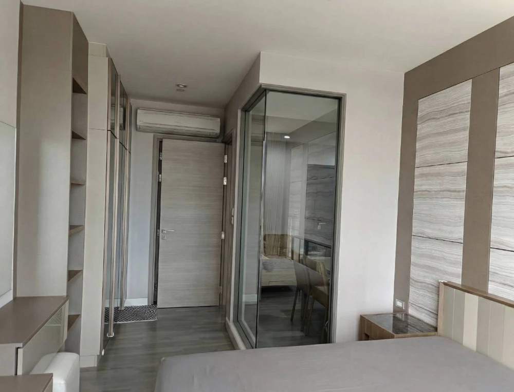 For sale: The Room Rama 4, high floor, very spacious room, beautiful built-in, nice to live in, get a city view, hurry and reserve before it's gone.