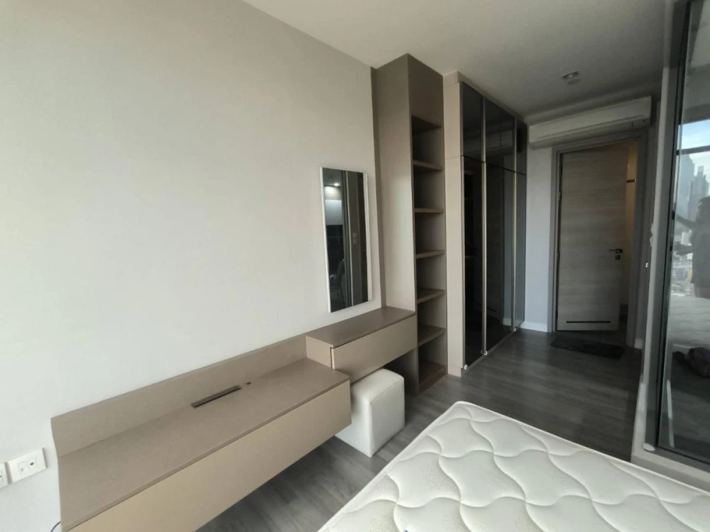 For sale: The Room Rama 4, high floor, very spacious room, beautiful built-in, nice to live in, get a city view, hurry and reserve before it's gone.