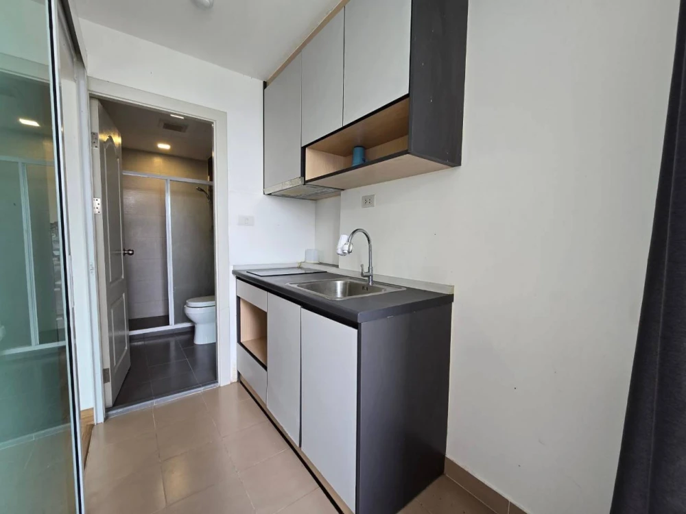 For sale: The One Plus D Huamark 12, 7th floor, corner room, beautiful view, balcony not attached to anyone, very private, must reserve like this.