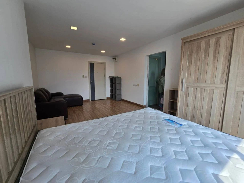 For sale: The One Plus D Huamark 12, 7th floor, corner room, beautiful view, balcony not attached to anyone, very private, must reserve like this.