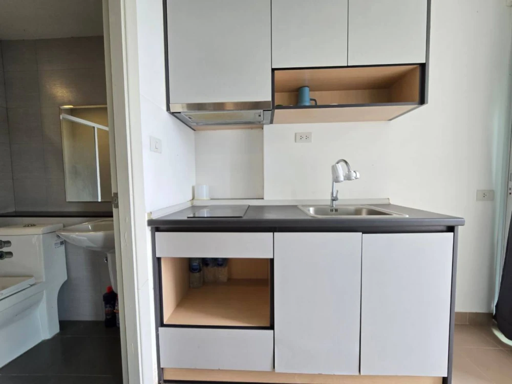 For sale: The One Plus D Huamark 12, 7th floor, corner room, beautiful view, balcony not attached to anyone, very private, must reserve like this.
