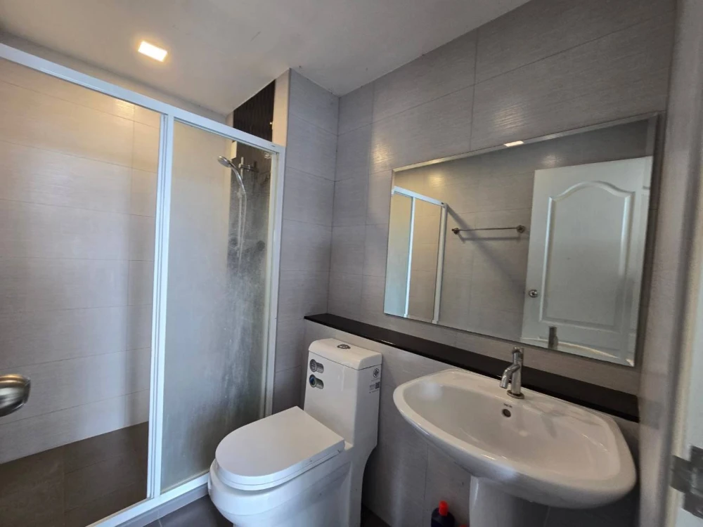 For sale: The One Plus D Huamark 12, 7th floor, corner room, beautiful view, balcony not attached to anyone, very private, must reserve like this.