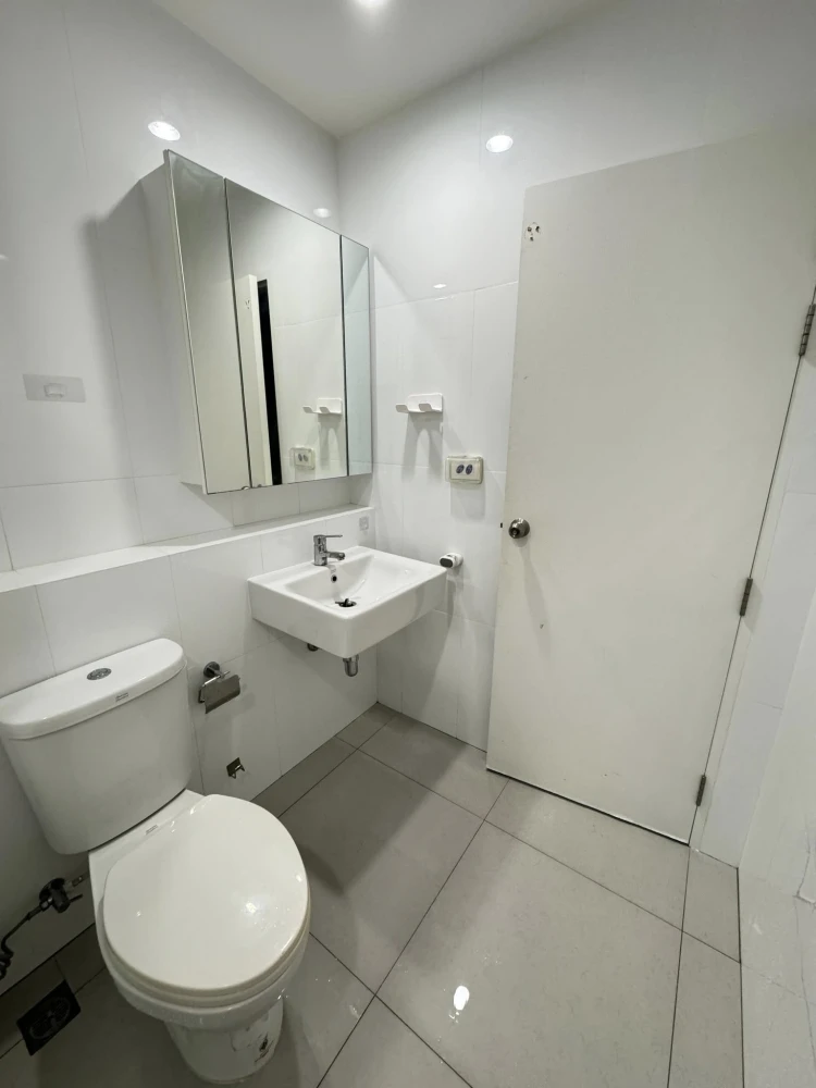 For sale: The Prodigy Phetkasem 62, high floor, simply decorated room, ready to move in, nice furniture, don't miss it.