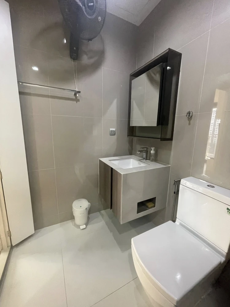 For sale: The Line Phahon-Pradipat, a clean, bright, and airy unit in a prime location on Phahonyothin Road. Ready to move in!