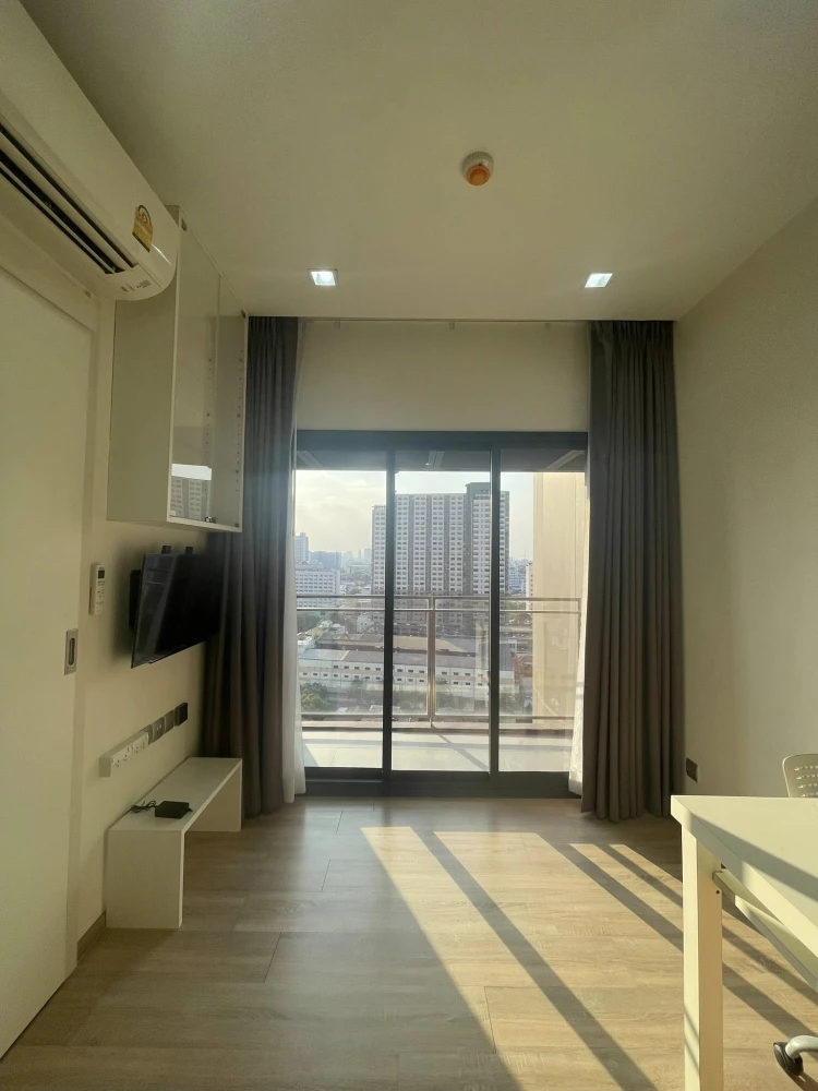 For sale: The Line Phahon-Pradipat, a clean, bright, and airy unit in a prime location on Phahonyothin Road. Ready to move in!