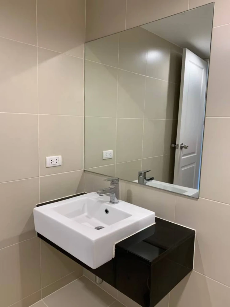 For sale: Belle Grand Rama 9, ready-to-move-in unit with full furniture. Spacious and comfortable. Book now!