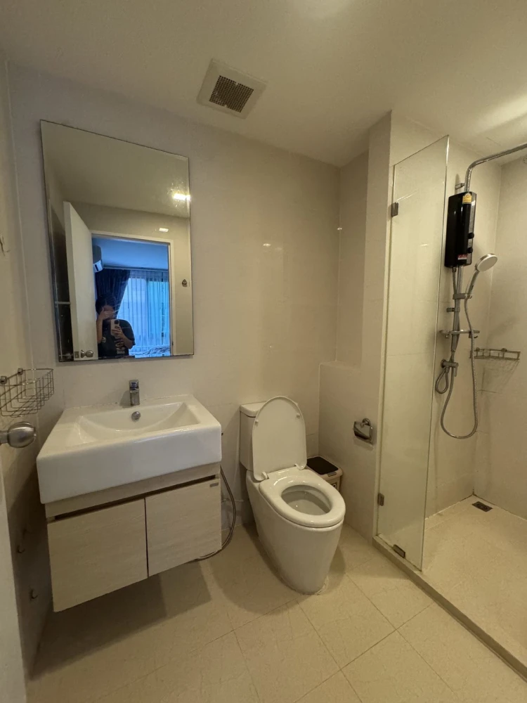For sale: Metrolux Ratchada, 2nd floor, fully furnished room, ready to move in. Interested in owning one? Hurry and reserve now!