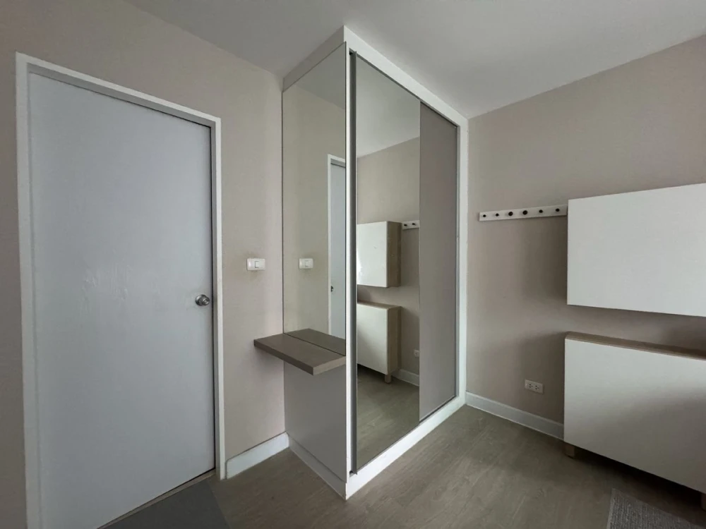 For sale: Metrolux Ratchada, 2nd floor, fully furnished room, ready to move in. Interested in owning one? Hurry and reserve now!