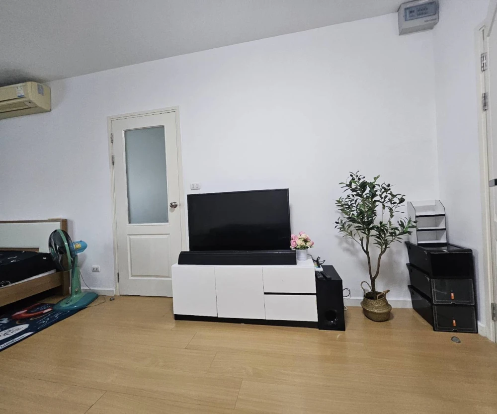 For sale, Lot 624 Lat Phrao Condolette, top floor, spacious room, quiet, private. Don't just look and reserve now.