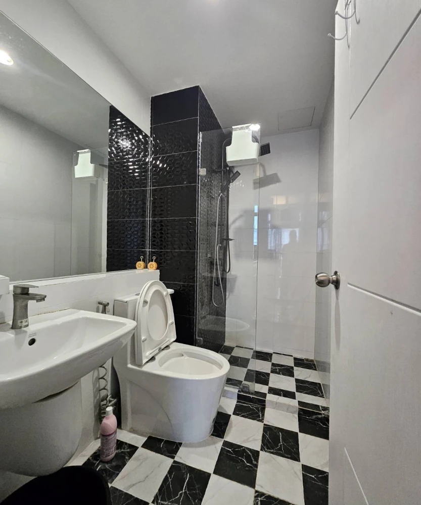 For sale, Lot 624 Lat Phrao Condolette, top floor, spacious room, quiet, private. Don't just look and reserve now.