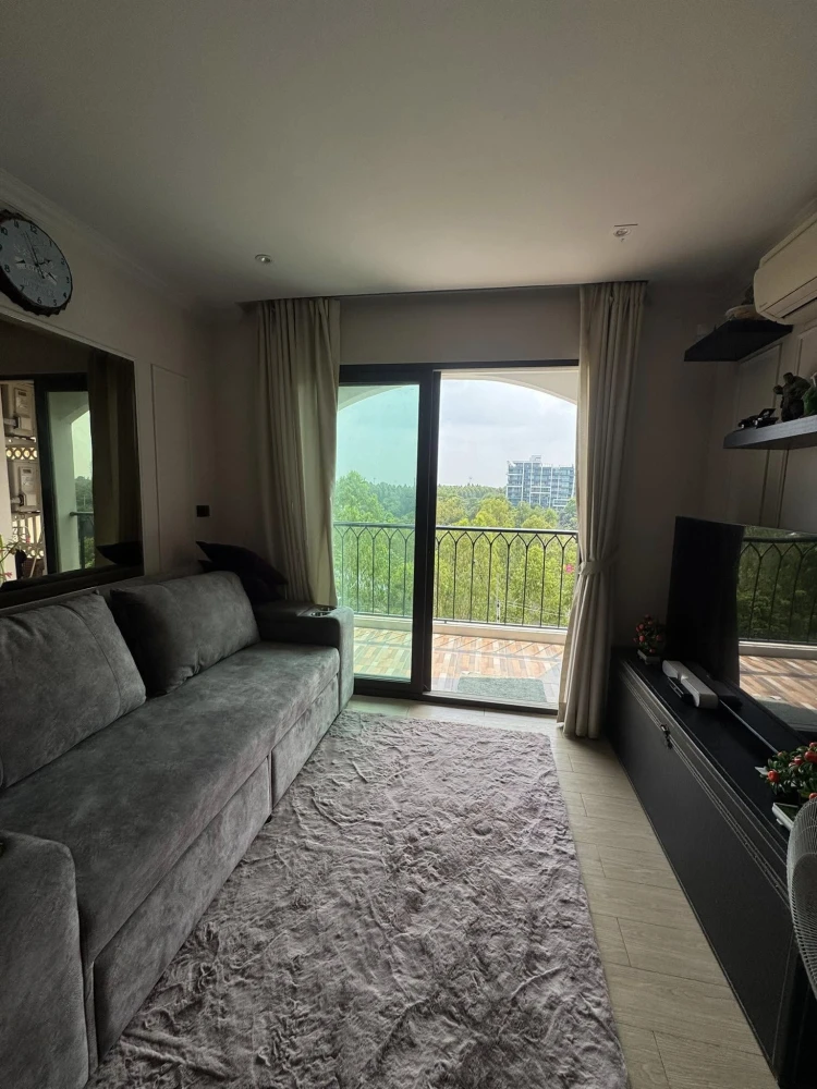For sal Venetian Signature Condo Resort Pattaya, a condo with a Venetian-style water park, surrounded by trees, cool breezes, and a natural water vie
