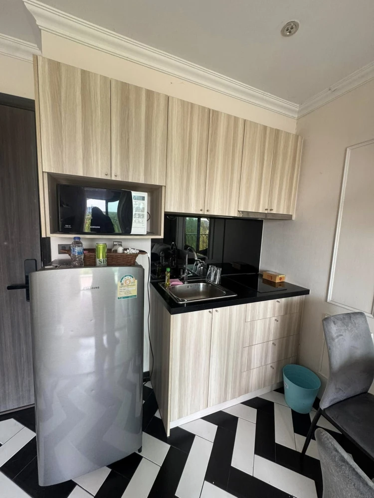 For sal Venetian Signature Condo Resort Pattaya, a condo with a Venetian-style water park, surrounded by trees, cool breezes, and a natural water vie