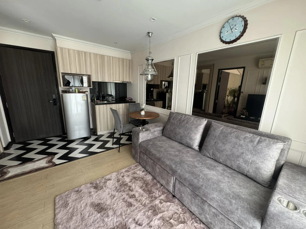 For sal Venetian Signature Condo Resort Pattaya, a condo with a Venetian-style water park, surrounded by trees, cool breezes, and a natural water vie