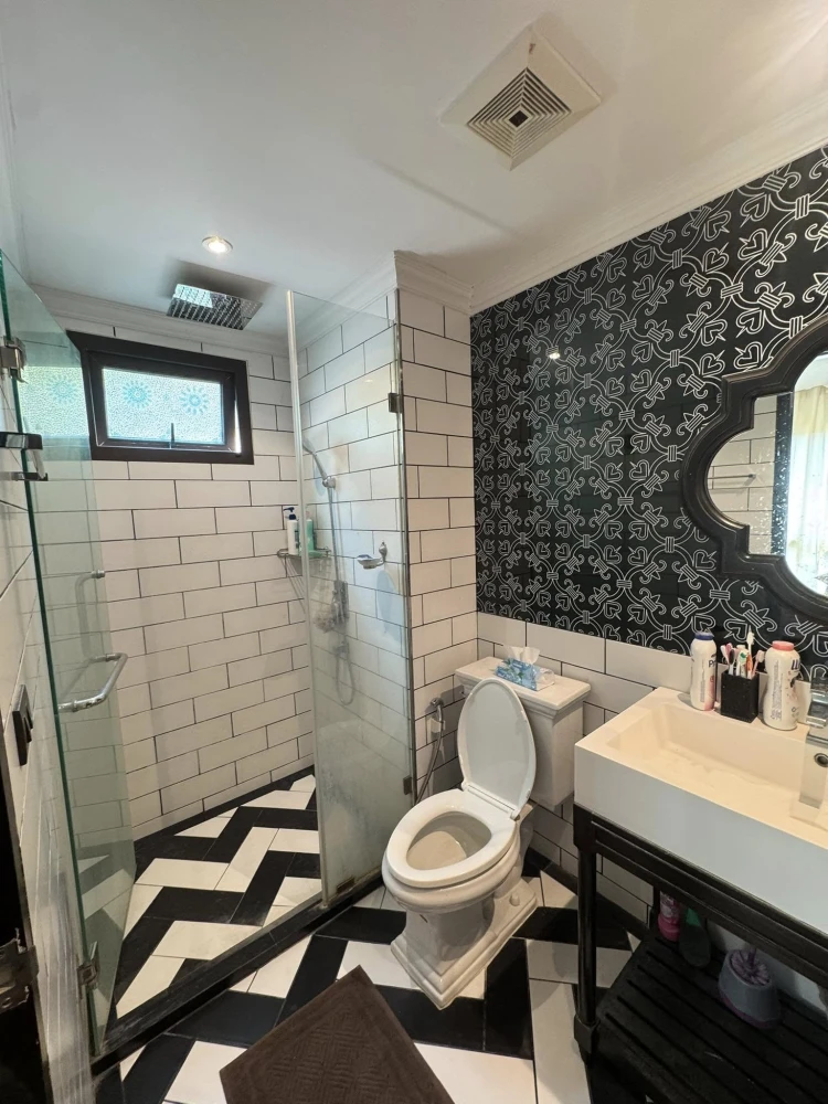 For sal Venetian Signature Condo Resort Pattaya, a condo with a Venetian-style water park, surrounded by trees, cool breezes, and a natural water vie