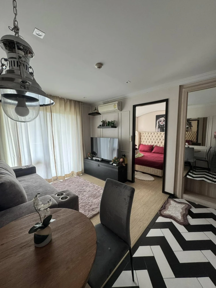 For sal Venetian Signature Condo Resort Pattaya, a condo with a Venetian-style water park, surrounded by trees, cool breezes, and a natural water vie