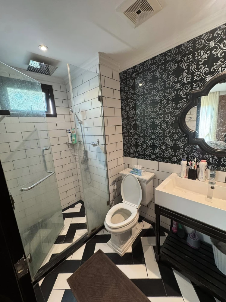 For sal Venetian Signature Condo Resort Pattaya, a condo with a Venetian-style water park, surrounded by trees, cool breezes, and a natural water vie