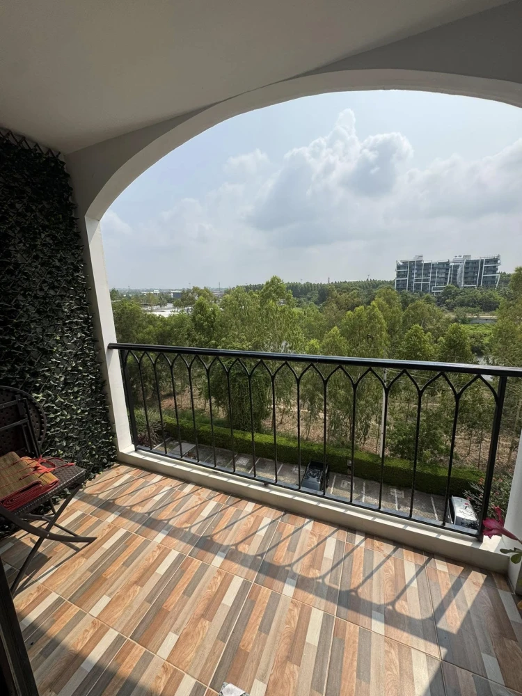 For sal Venetian Signature Condo Resort Pattaya, a condo with a Venetian-style water park, surrounded by trees, cool breezes, and a natural water vie