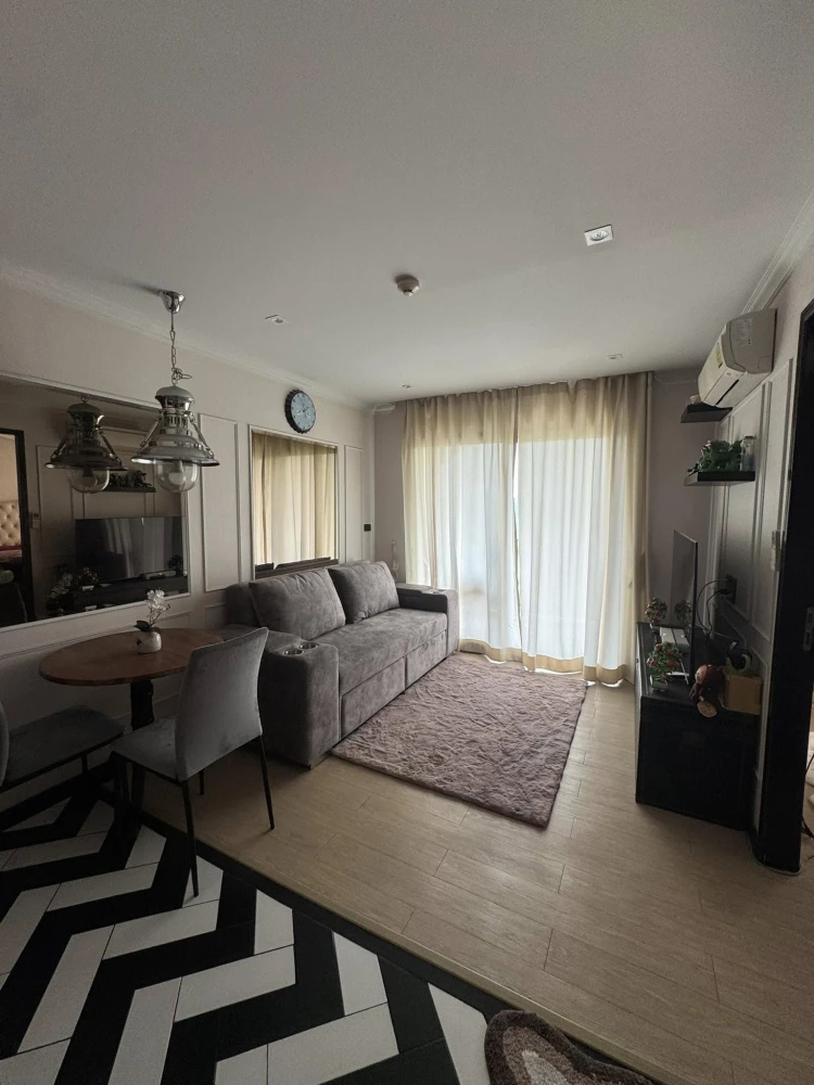 For sal Venetian Signature Condo Resort Pattaya, a condo with a Venetian-style water park, surrounded by trees, cool breezes, and a natural water vie