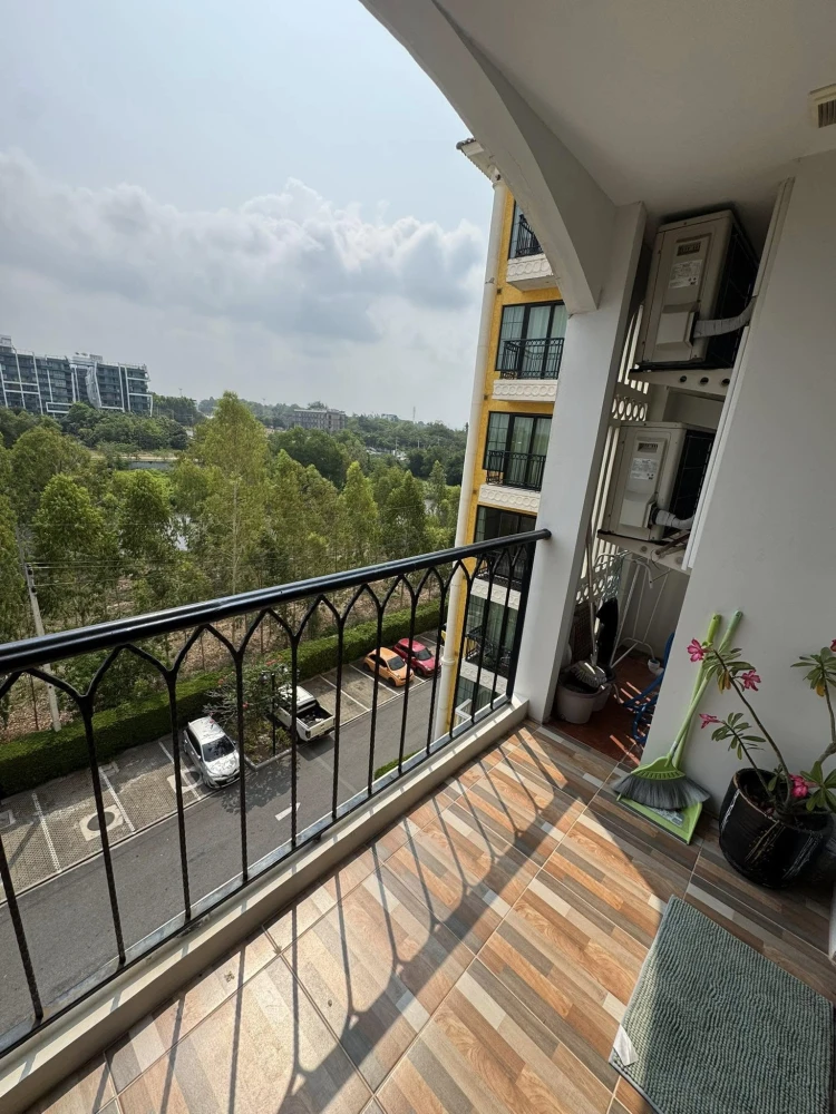 For sal Venetian Signature Condo Resort Pattaya, a condo with a Venetian-style water park, surrounded by trees, cool breezes, and a natural water vie