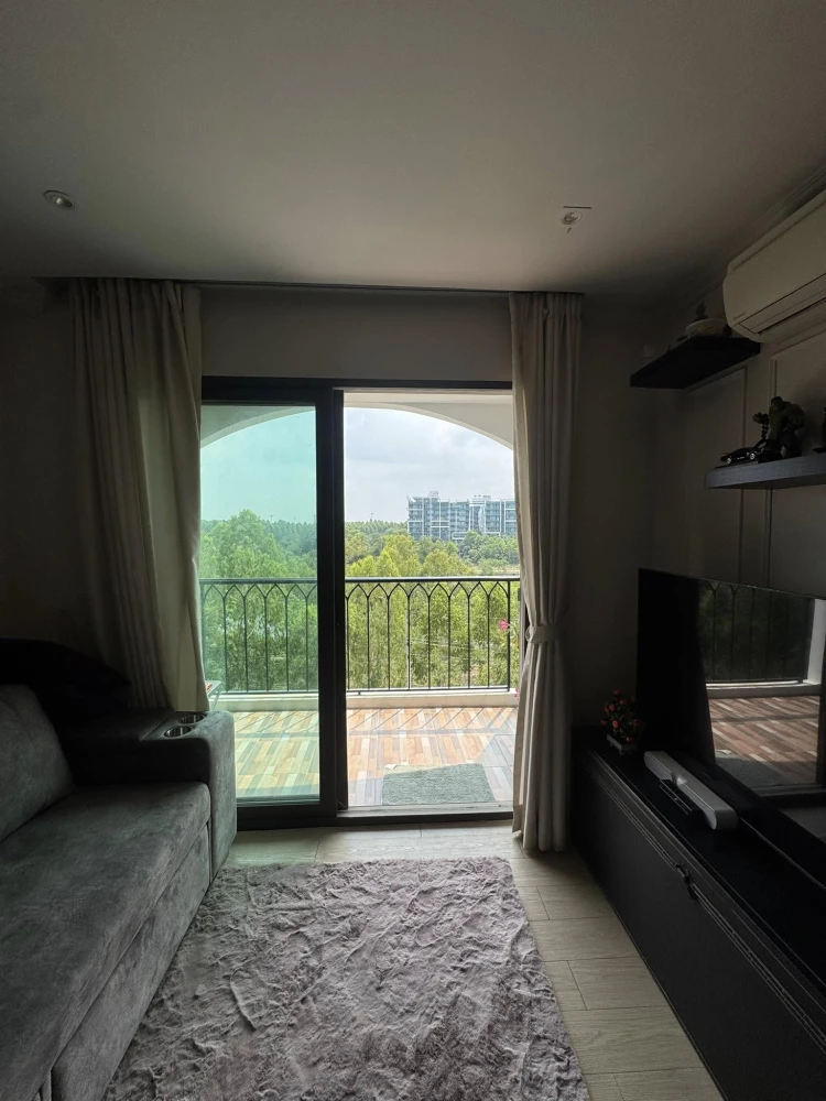 For sal Venetian Signature Condo Resort Pattaya, a condo with a Venetian-style water park, surrounded by trees, cool breezes, and a natural water vie