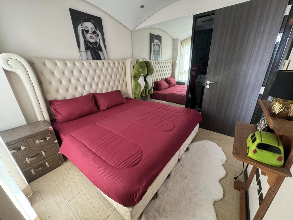 For sal Venetian Signature Condo Resort Pattaya, a condo with a Venetian-style water park, surrounded by trees, cool breezes, and a natural water vie