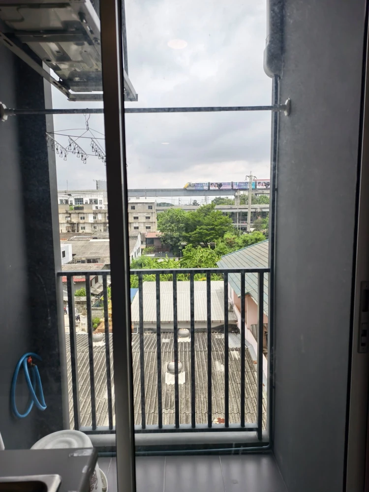 For sale: Sena Kit Srinakarin - Sri Dan, Building B, 5th floor, just the right height, with built-in wardrobes and storage cabinets. Interested? Reser
