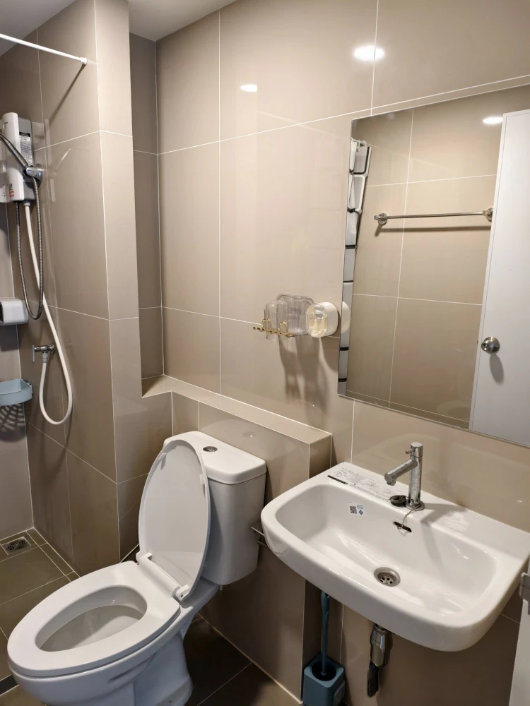 For sale: Sena Kit Srinakarin - Sri Dan, Building B, 5th floor, just the right height, with built-in wardrobes and storage cabinets. Interested? Reser