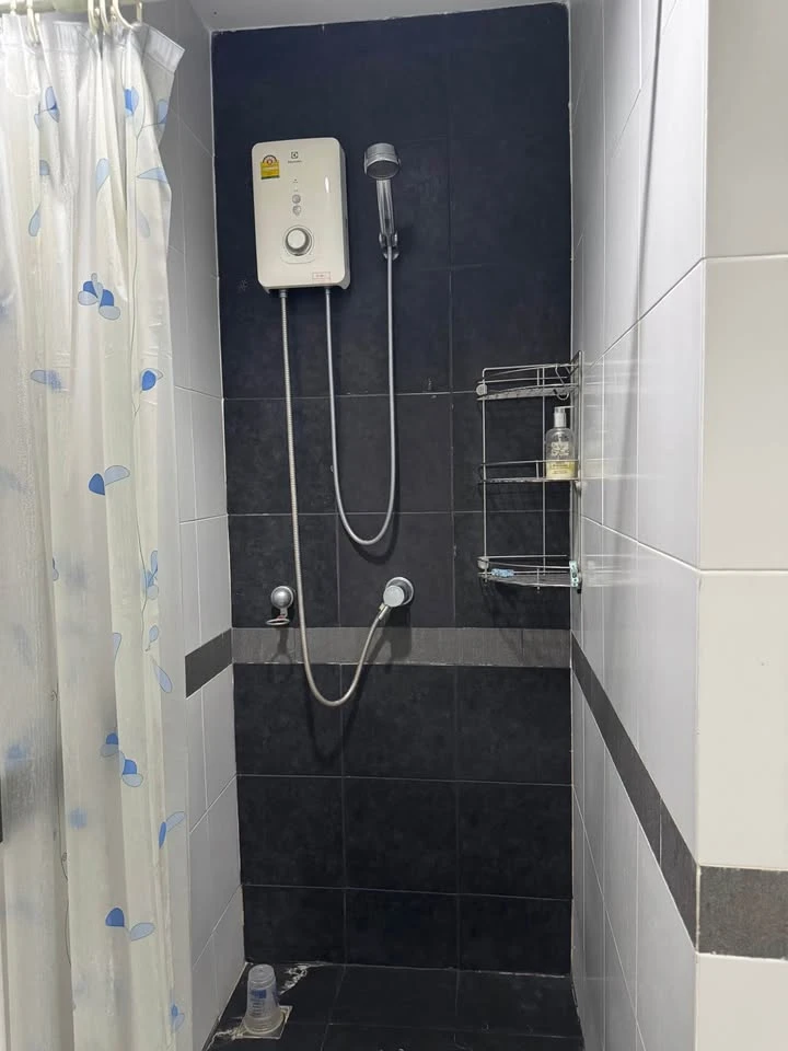 For sale: A Space Asoke-Ratchada, 16th floor, pool view, 2 bedrooms, 2 bathrooms, fully furnished, just bring your own furniture and move in.