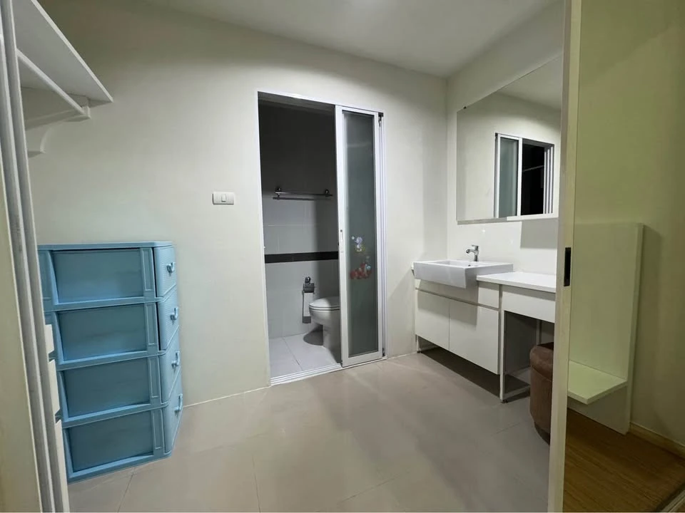 For sale: A Space Asoke-Ratchada, 16th floor, pool view, 2 bedrooms, 2 bathrooms, fully furnished, just bring your own furniture and move in.