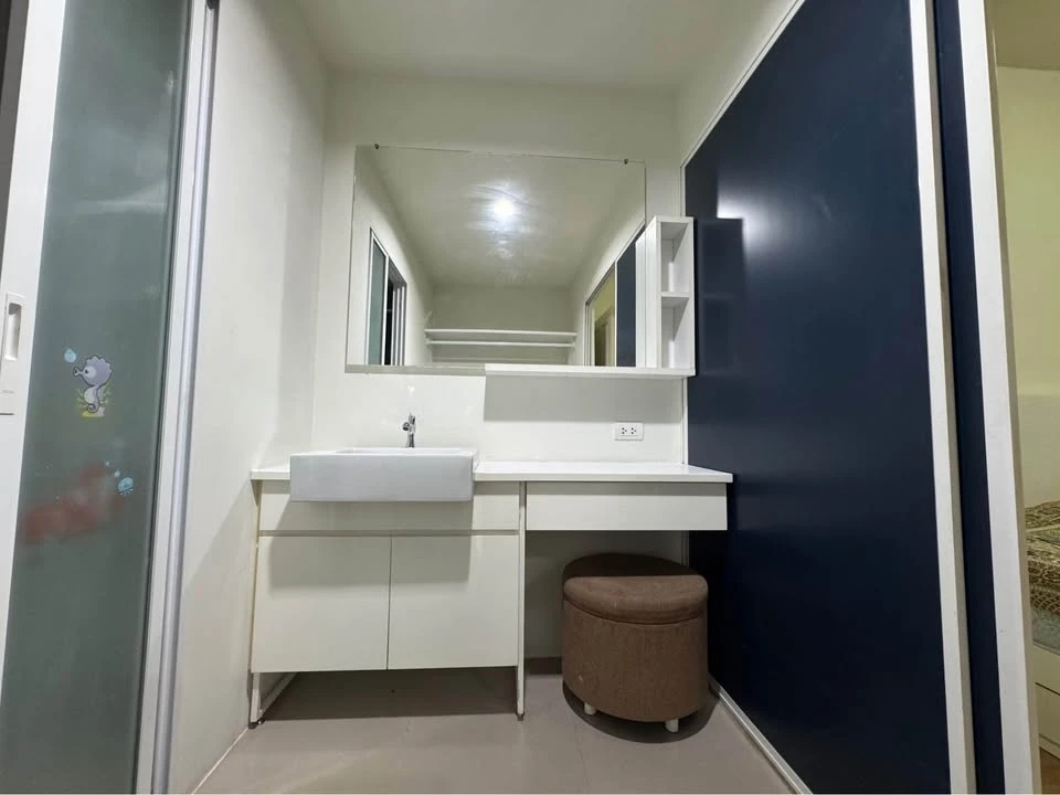 For sale: A Space Asoke-Ratchada, 16th floor, pool view, 2 bedrooms, 2 bathrooms, fully furnished, just bring your own furniture and move in.