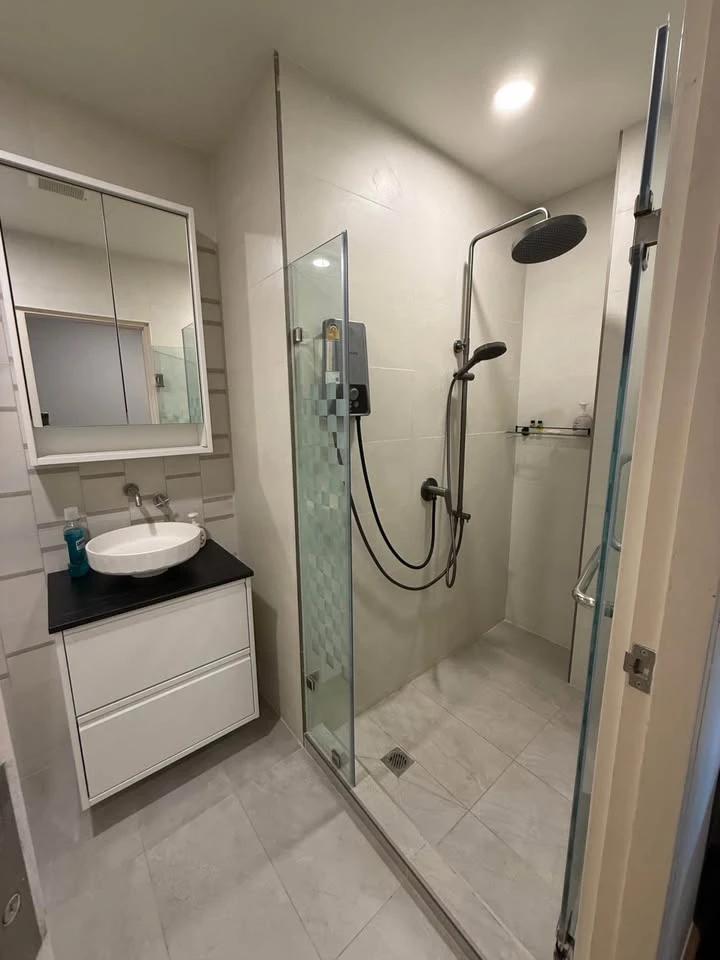 For sale: Eaksin Place Ngamwongwan, ready-to-move-in apartment. Spacious and comfortable. Book now!