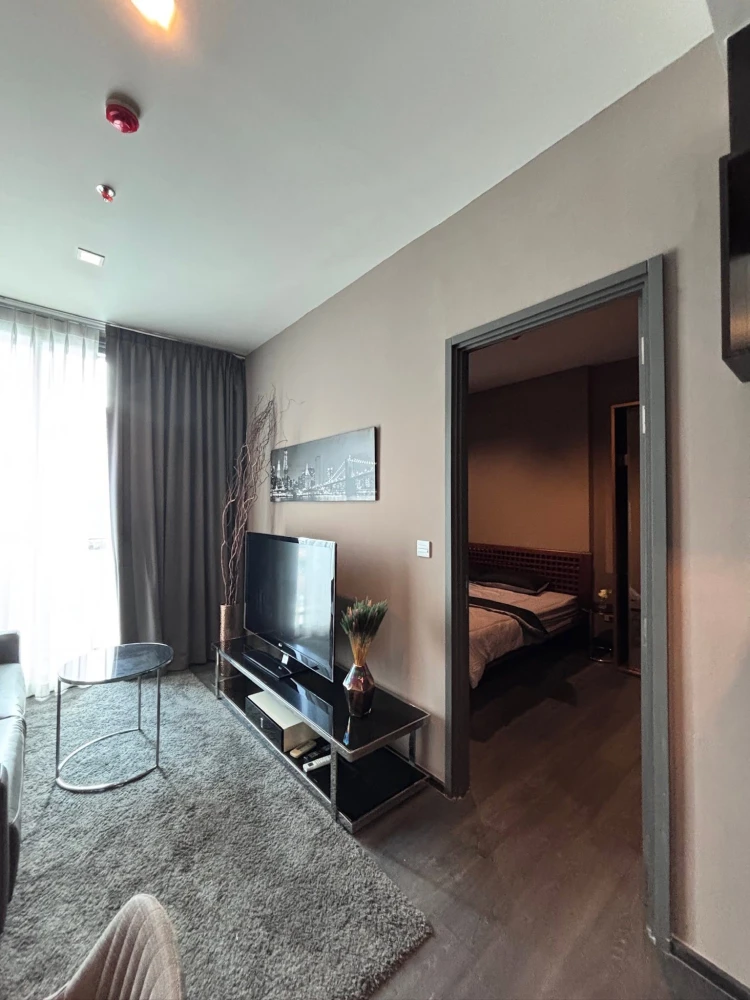 Selling Edge by Sansiri Sukhumvit 23. Enjoy expansive, unobstructed city views. The unit is in excellent condition and ready to move in.
