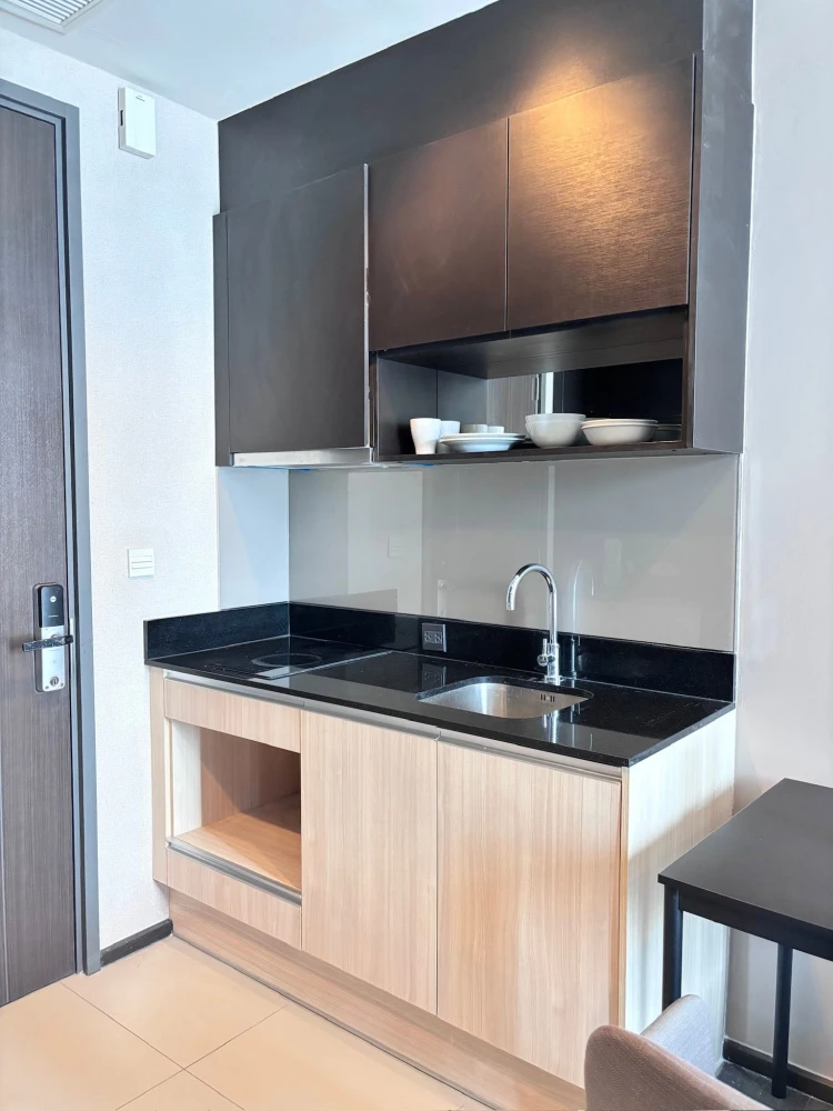 Selling Edge by Sansiri Sukhumvit 23. Enjoy expansive, unobstructed city views. The unit is in excellent condition and ready to move in.