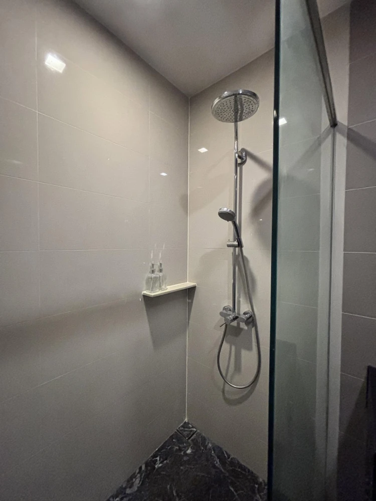 Selling Edge by Sansiri Sukhumvit 23. Enjoy expansive, unobstructed city views. The unit is in excellent condition and ready to move in.