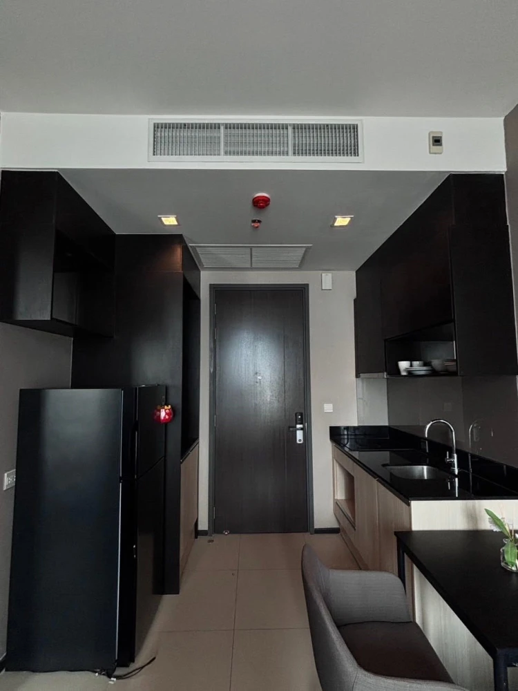 Selling Edge by Sansiri Sukhumvit 23. Enjoy expansive, unobstructed city views. The unit is in excellent condition and ready to move in.