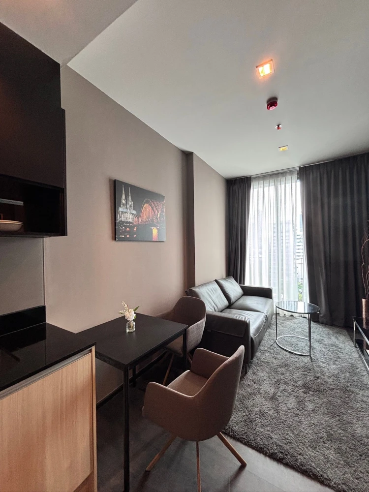 Selling Edge by Sansiri Sukhumvit 23. Enjoy expansive, unobstructed city views. The unit is in excellent condition and ready to move in.