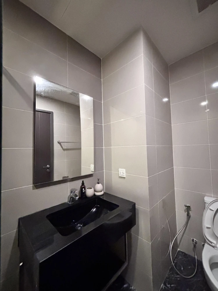 Selling Edge by Sansiri Sukhumvit 23. Enjoy expansive, unobstructed city views. The unit is in excellent condition and ready to move in.