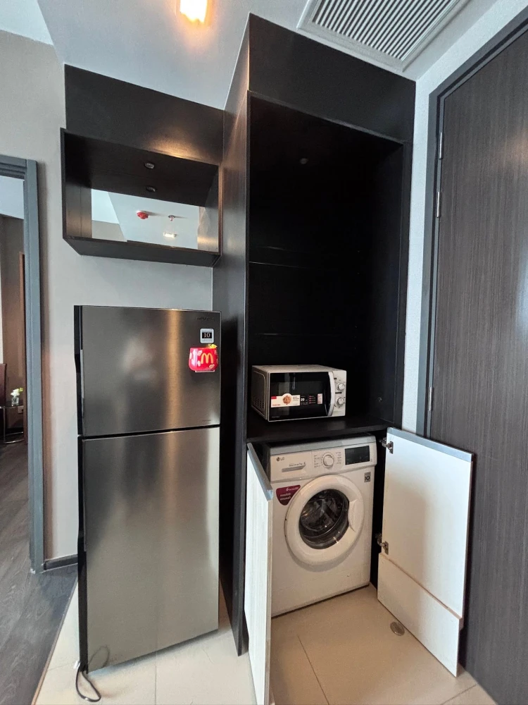 Selling Edge by Sansiri Sukhumvit 23. Enjoy expansive, unobstructed city views. The unit is in excellent condition and ready to move in.