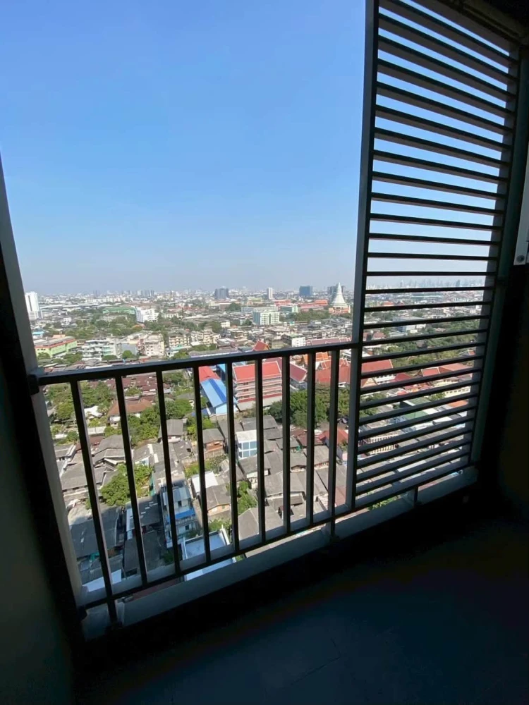 For sale: Elio Sathorn-Wutthakat. The view from the back balcony is wide and open with no buildings blocking it. Decorated and ready to move in.
