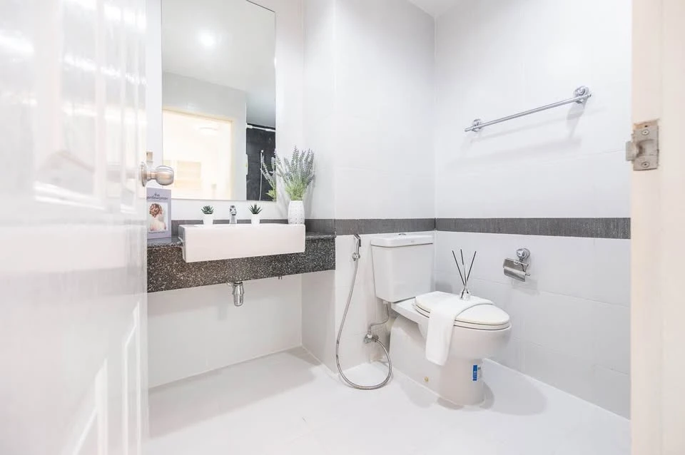 For sale: Espace Sukhumvit 77. Beautifully decorated room with comfortable leather sofa. The room is very spacious. Hurry and reserve yours now.