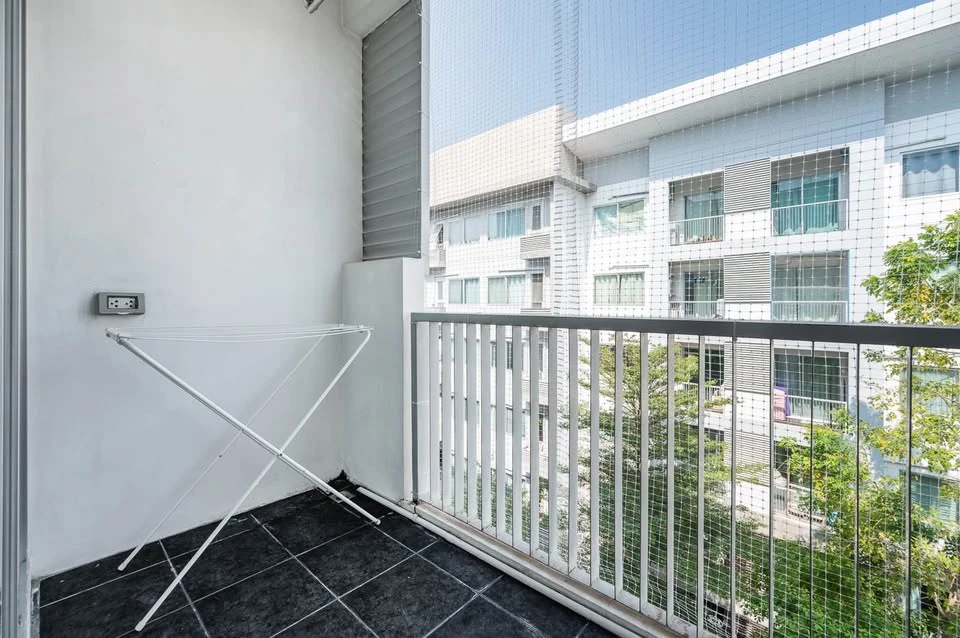 For sale: Espace Sukhumvit 77. Beautifully decorated room with comfortable leather sofa. The room is very spacious. Hurry and reserve yours now.