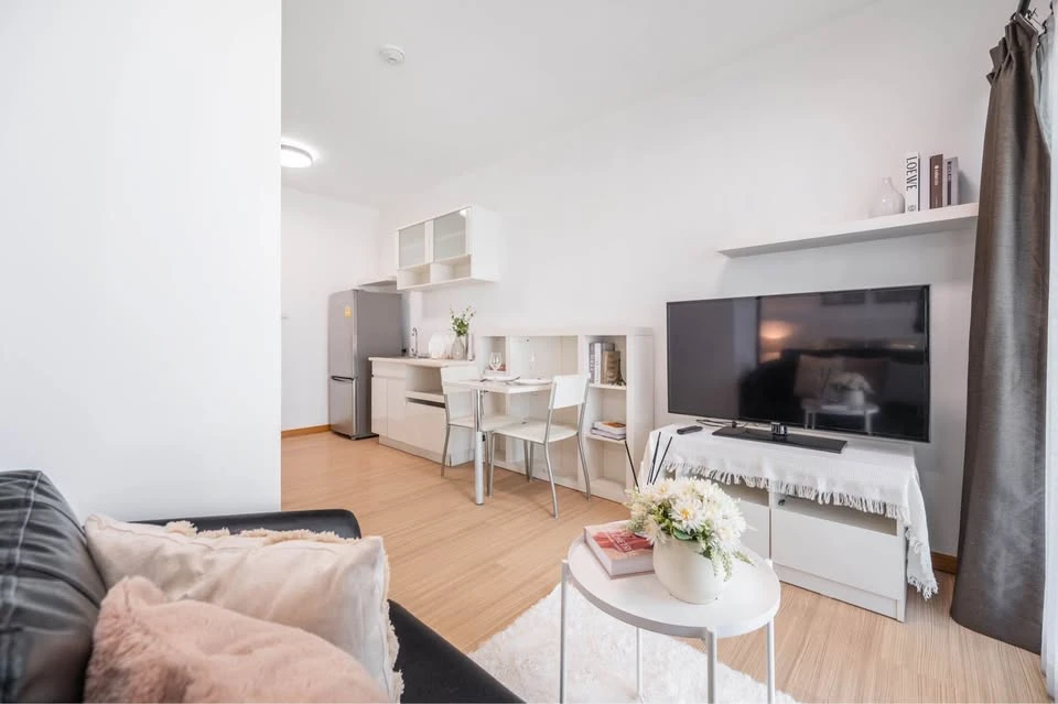 For sale: Espace Sukhumvit 77. Beautifully decorated room with comfortable leather sofa. The room is very spacious. Hurry and reserve yours now.