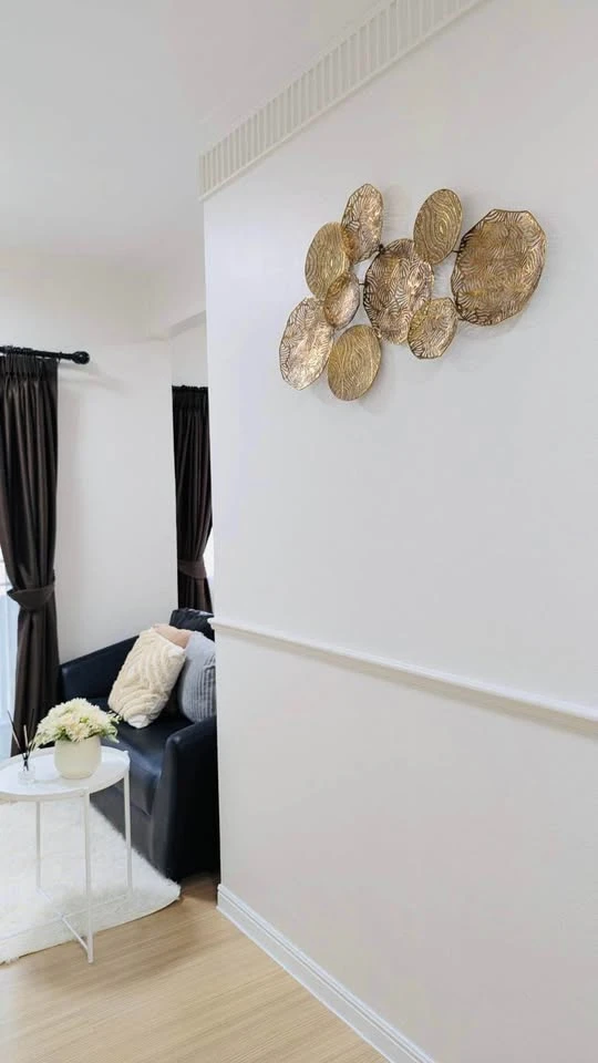 For sale: Espace Sukhumvit 77. Beautifully decorated room with comfortable leather sofa. The room is very spacious. Hurry and reserve yours now.