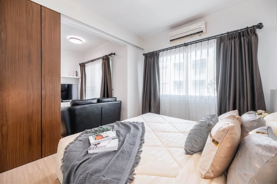 For sale: Espace Sukhumvit 77. Beautifully decorated room with comfortable leather sofa. The room is very spacious. Hurry and reserve yours now.