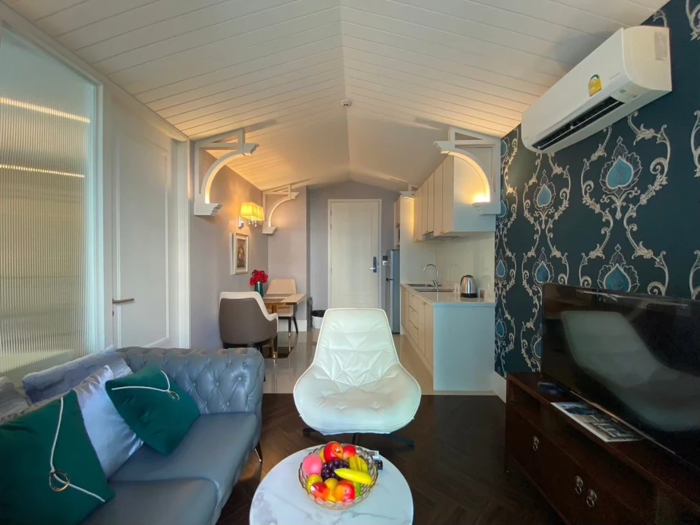For sale: Grand Florida Beachfront Condo Resort Pattaya, decorated in Florida style, fully furnished, reserve now!