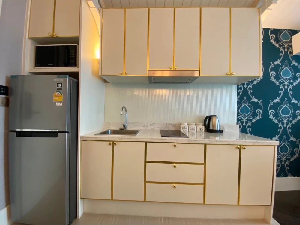 For sale: Grand Florida Beachfront Condo Resort Pattaya, decorated in Florida style, fully furnished, reserve now!