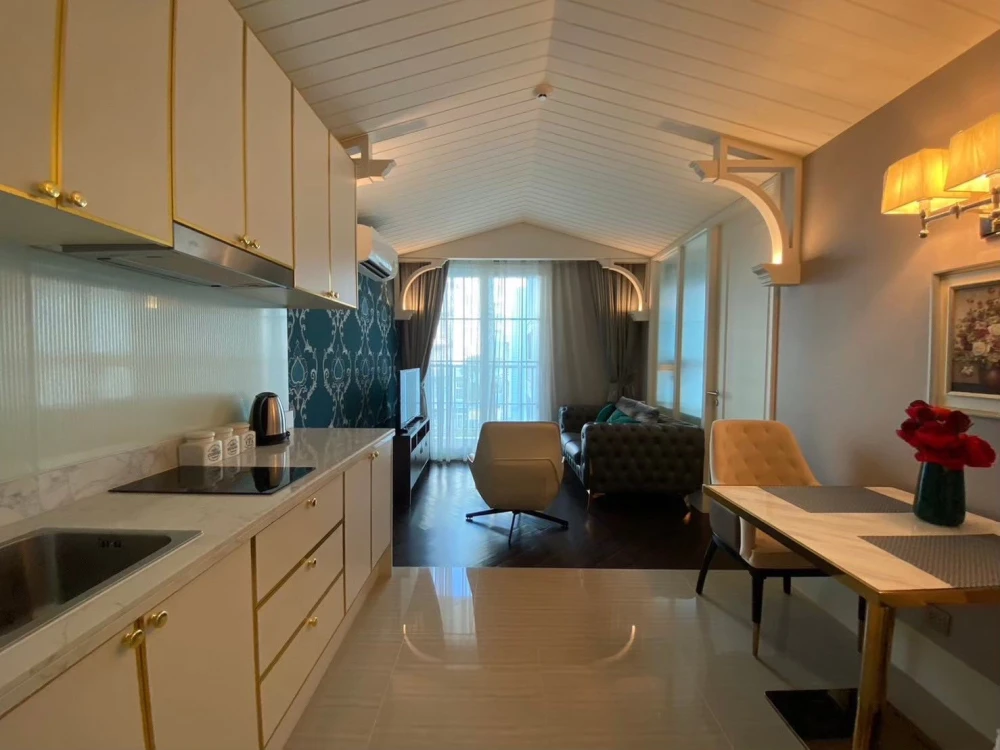 For sale: Grand Florida Beachfront Condo Resort Pattaya, decorated in Florida style, fully furnished, reserve now!